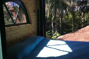 pousada das palmeiras florianopolis bangalo rustico quarto com janela grande